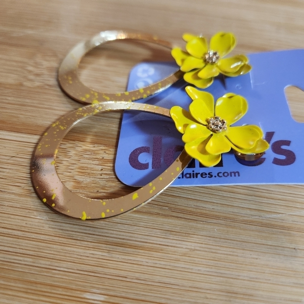 Claire's Flower Pierced Earrings Yellow with Gold Speckled Hoop - Picture 5 of 6